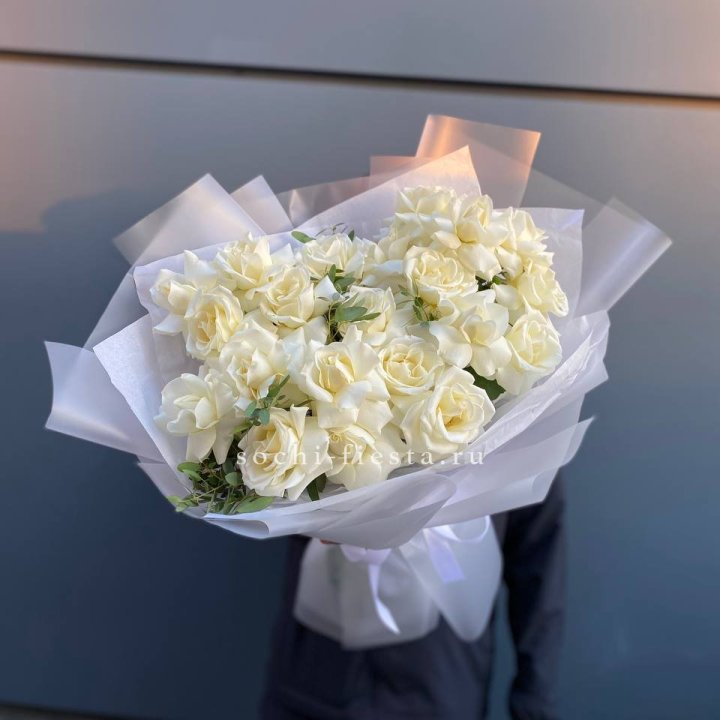Пышный букет из белых роз в Ростове-на-Дону