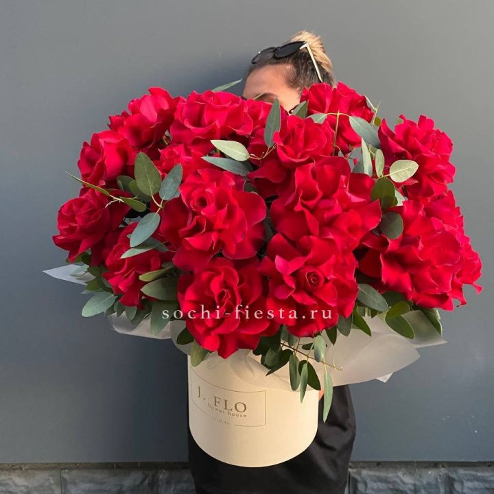25 Французских красных роз в коробке в Ростове-на-Дону