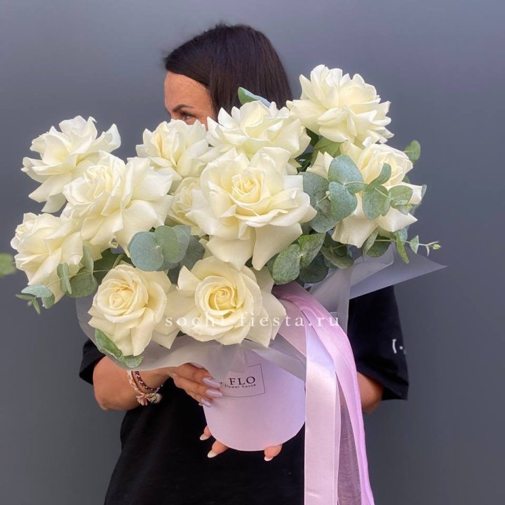 11 Французских белых роз в боксе в Ростове-на-Дону