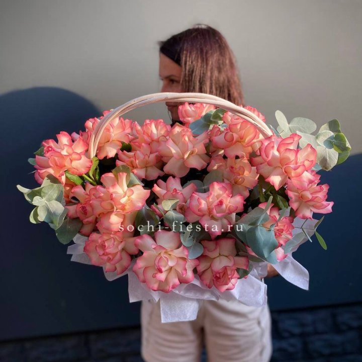 25 Французских роз Джумилия в корзине в Ростове-на-Дону