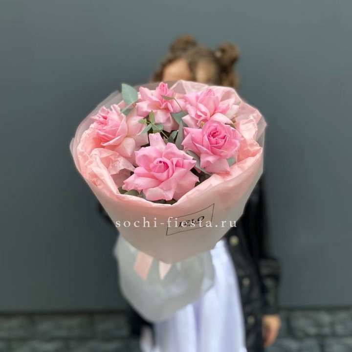 5 французских розовых роз  в Ростове-на-Дону