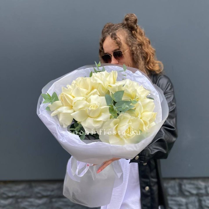 7 Белых французских роз  в Ростове-на-Дону