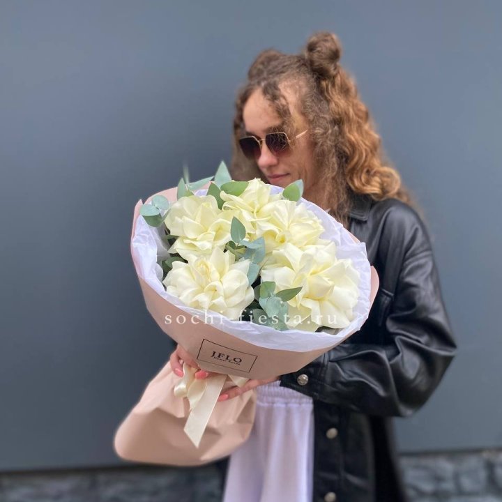 5 Белых французских роз в Ростове-на-Дону