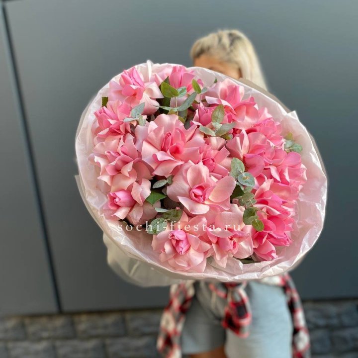 17 розовых роз в Ростове-на-Дону