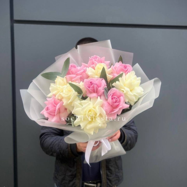 11 бело-розовых роз в Ростове-на-Дону