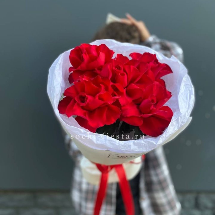 5 французских красных роз в Ростове-на-Дону