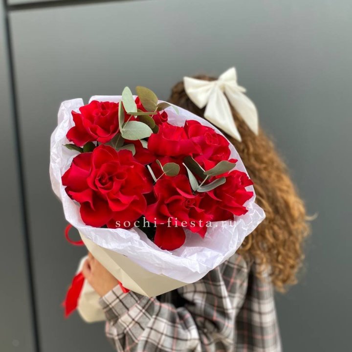 7 красных французских роз в Ростове-на-Дону