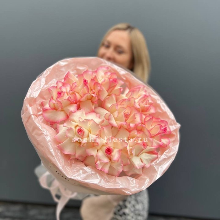 9 французских роз Джумилия в нежном оформлении в Ростове-на-Дону