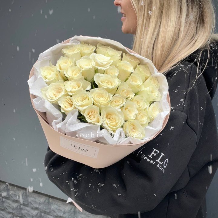 31 белая роза в оформлении в Ростове-на-Дону