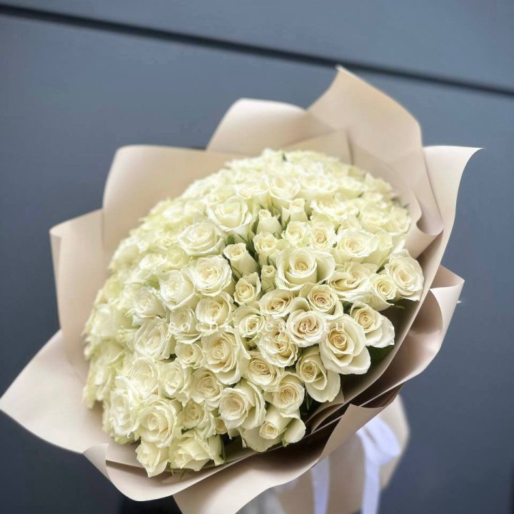 101 белая роза Атена в Ростове-на-Дону