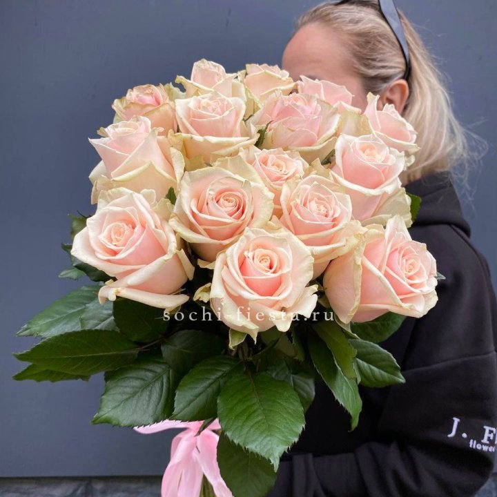 15  кремовых высоких роз в Ростове-на-Дону