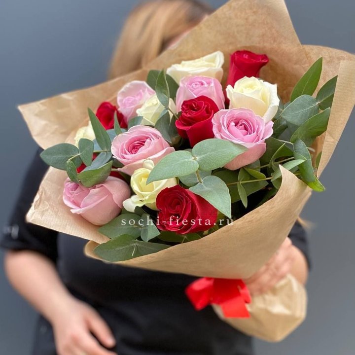 Букет из 15 роз с эвкалиптом в Ростове-на-Дону