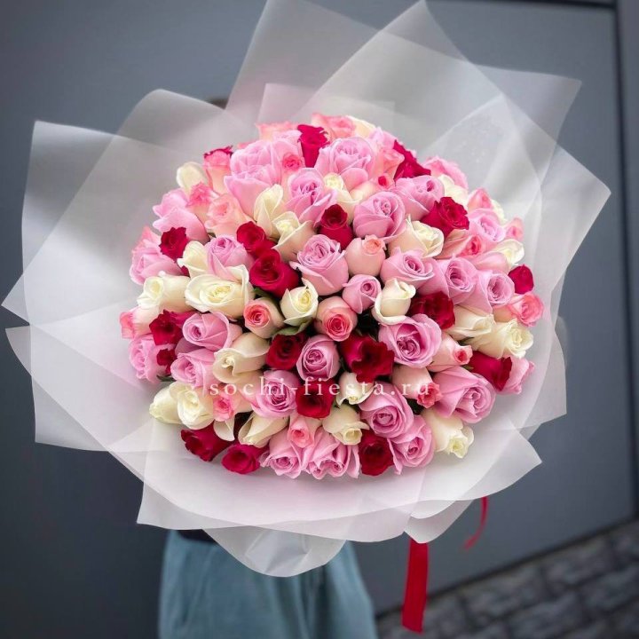 101 разноцветная роза "Карусель" в Ростове-на-Дону