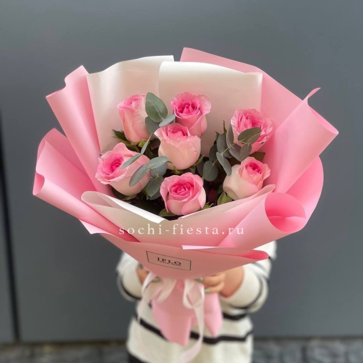 7 роз с эвкалиптом в Ростове-на-Дону