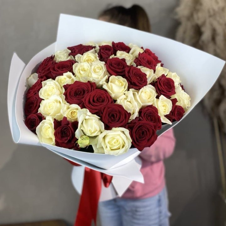51 красная и белая роза в Ростове-на-Дону