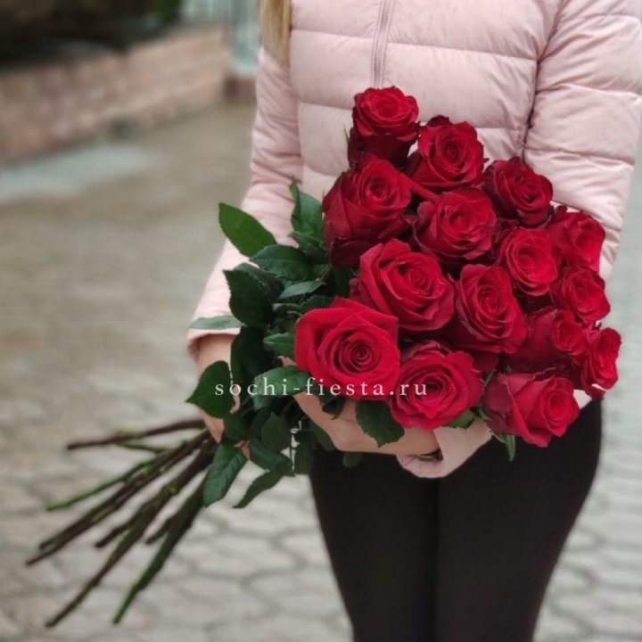 15 высоких красных роз в Ростове-на-Дону