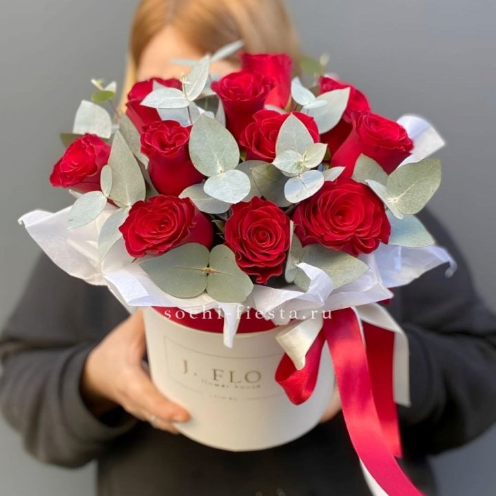 11 роз в шляпной коробке в Ростове-на-Дону
