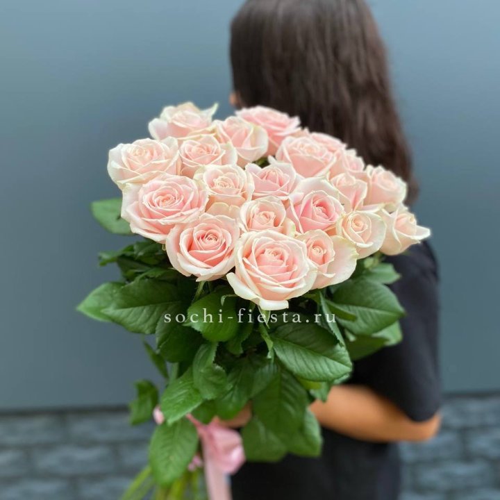 Высокие розовые розы в Ростове-на-Дону