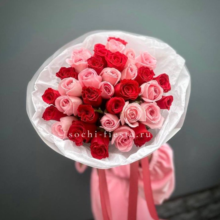 Букет красных и розовых 35 роз в Ростове-на-Дону