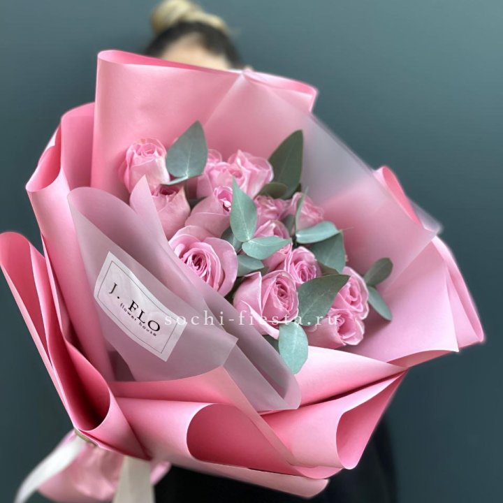 15 Розовых роз с эвкалиптом в Ростове-на-Дону