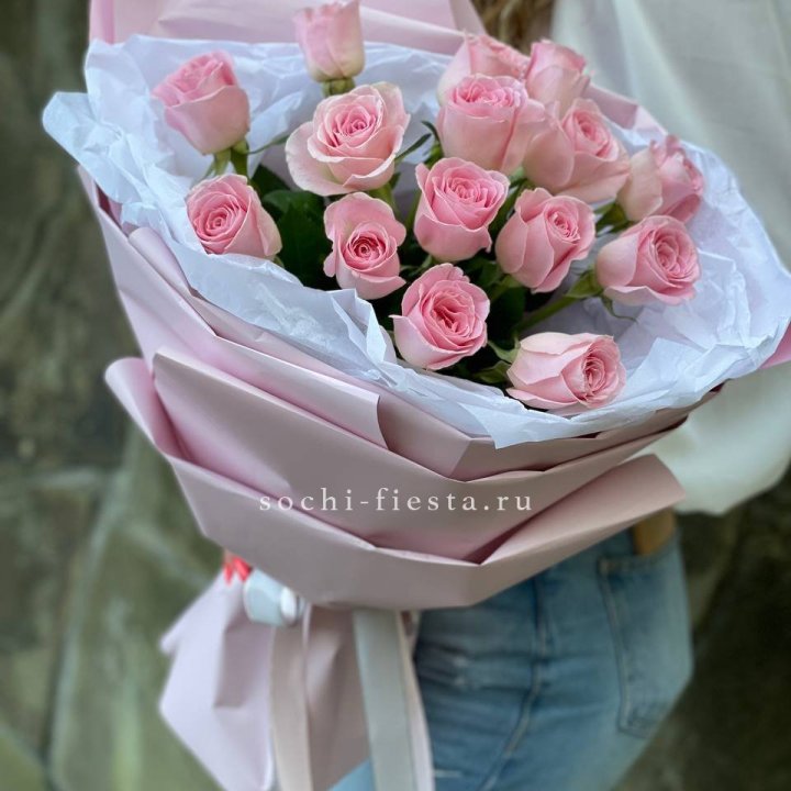 Розовые розы в авторском оформлении в Ростове-на-Дону