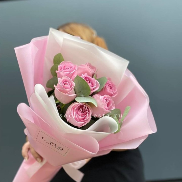 7 розовых роз с эвкалиптом в Ростове-на-Дону