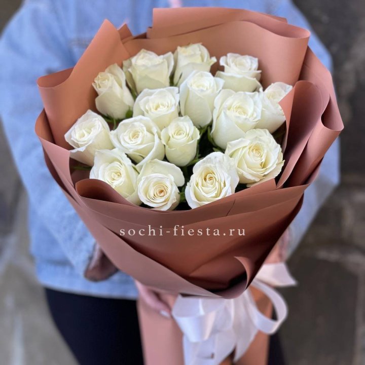15 белых роз сиена в Ростове-на-Дону
