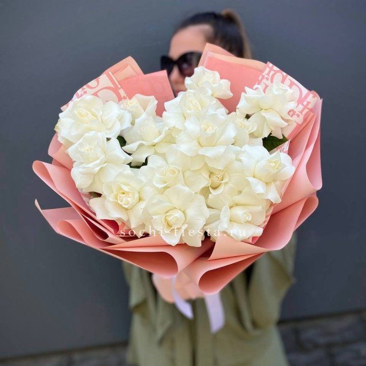 Белые розы "Аморе" в Ростове-на-Дону