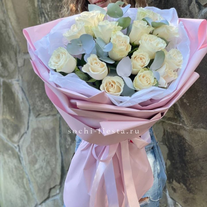 Белые розы в авторском оформлении в Ростове-на-Дону