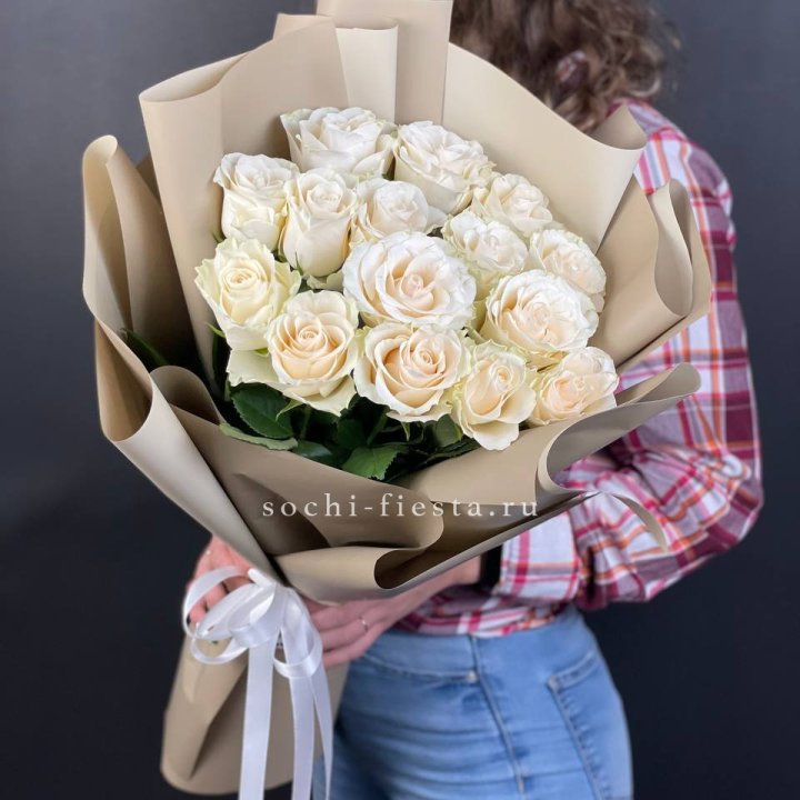15 белых роз кофе в Ростове-на-Дону