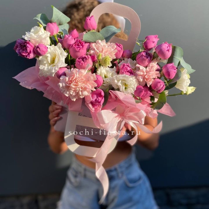 Сумочка с кустовой розой и диантусами в Ростове-на-Дону