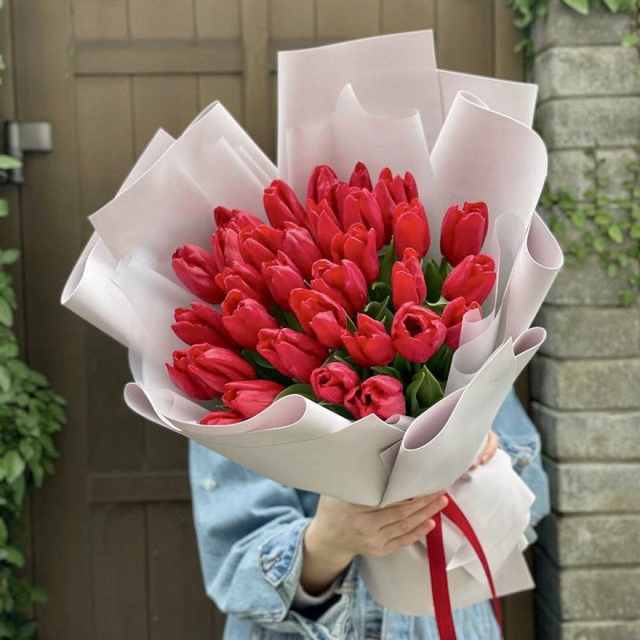 35 красных тюльпанов в Ростове-на-Дону